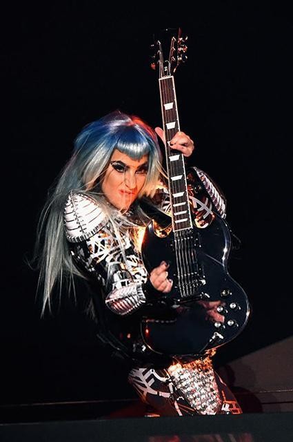 Səhnəyə elə geyimdə çıxdı ki... - FOTOLAR